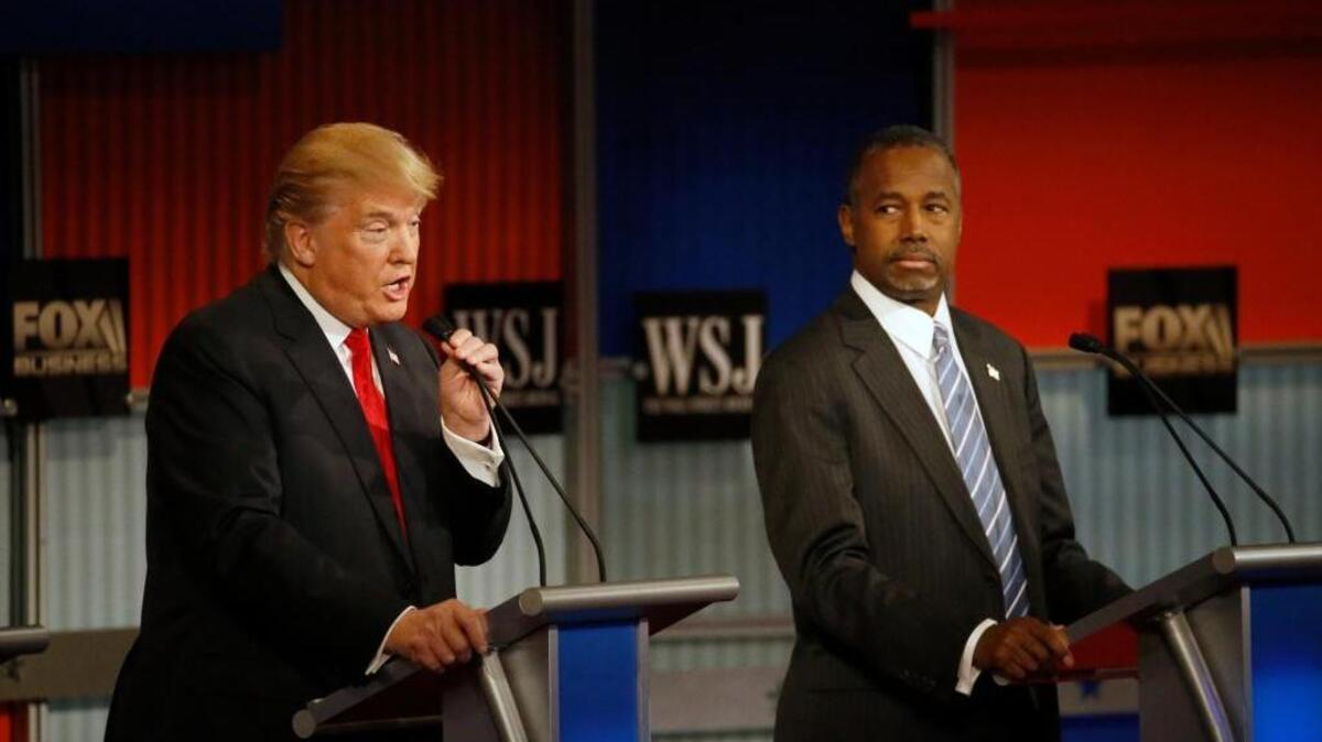 El empresario y candidato presidencial Donald Trump habla junto al también aspirante Ben Carson en el debate republicano que tuvo lugar la semana pasada en Milwaukee.