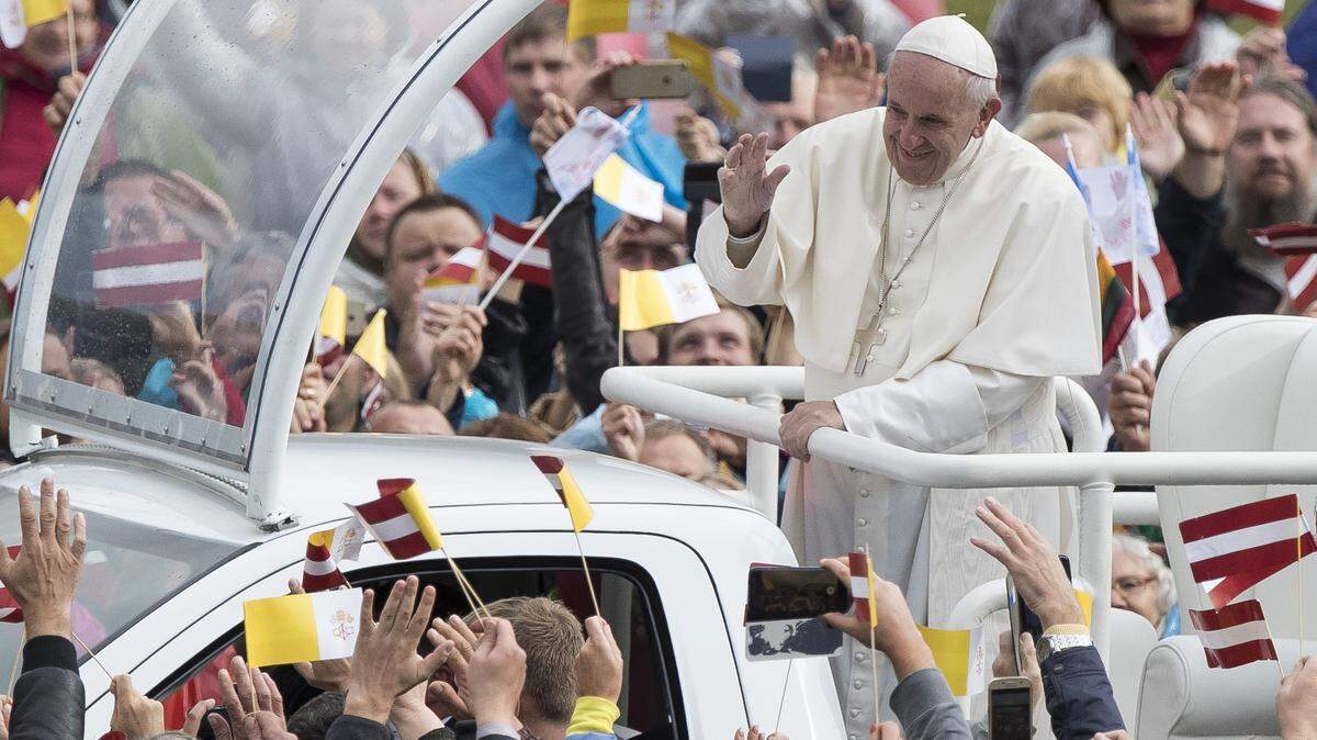 El papa Francisco es recibido por miles de personas el lunes en el pueblo de Aglona, Letonia.