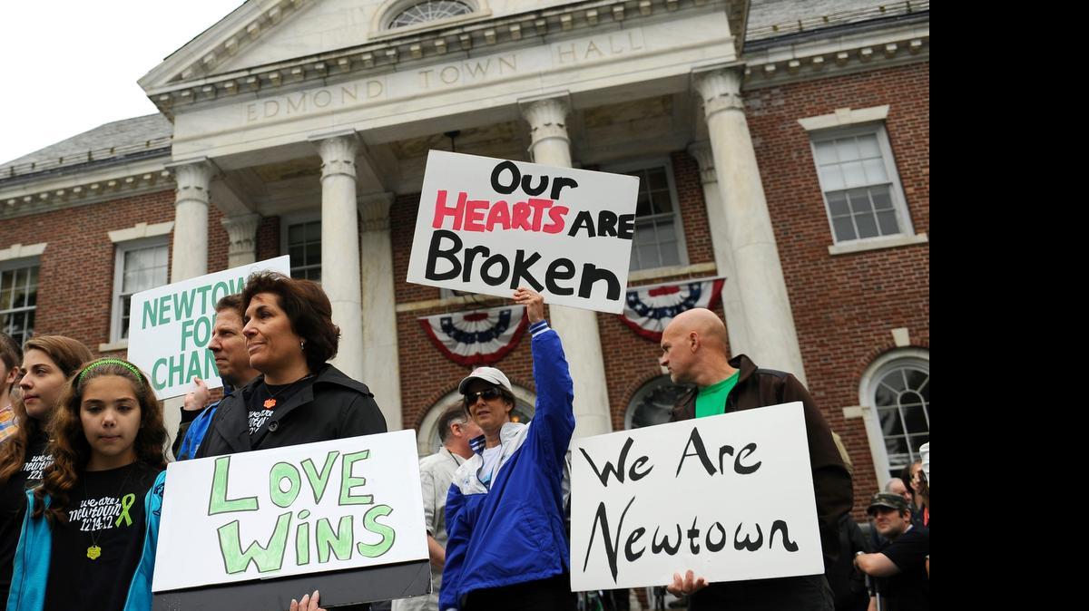 
Amigos y familiares de las 26 víctimas del tiroteo de la escuela Sandy Hook Elementary se reúnen para recordarlos seis meses después de la tragedia acaecida el 14 de diciembre del 2012. Hoy Estados Unidos lamenta el tiroteo que cobró la vida de nueve personas en una iglesia Charleston, Carolina del Sur.

