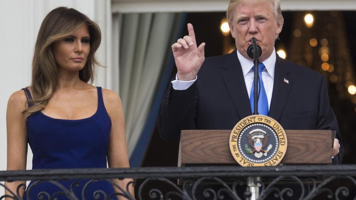 El presidente Donald Trump pronuncia un discurso junto a la primera dama, Melania Trump, en el balcón Truman de la Casa Blanca el pasado 4 de julio, en una reunión con familias militares.