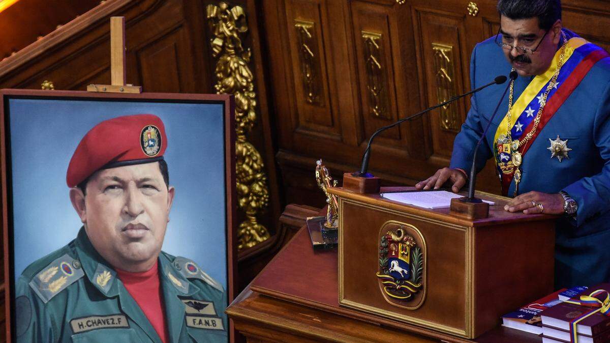 El gobernante de Venezuela, Nicolás Maduro, da un discurso junto a un retrato del fallecido líder Hugo Chávez, el 12 de enero de 2021 en el Palacio Federal Legislativo en Caracas.