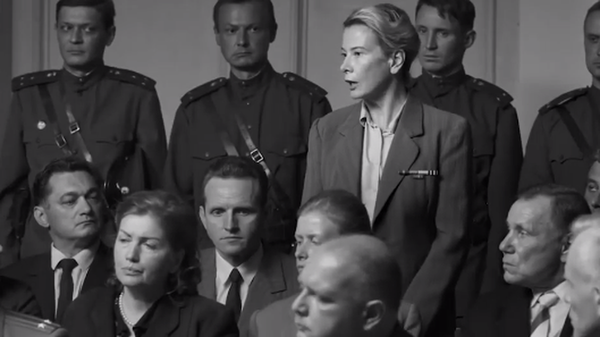 La actriz Julia Vysotskaya, quien interpreta el papel de Lyudmila, en una escena de la película “Dear Comrades!” (2020), del director ruso Andrei Konchalovsky.