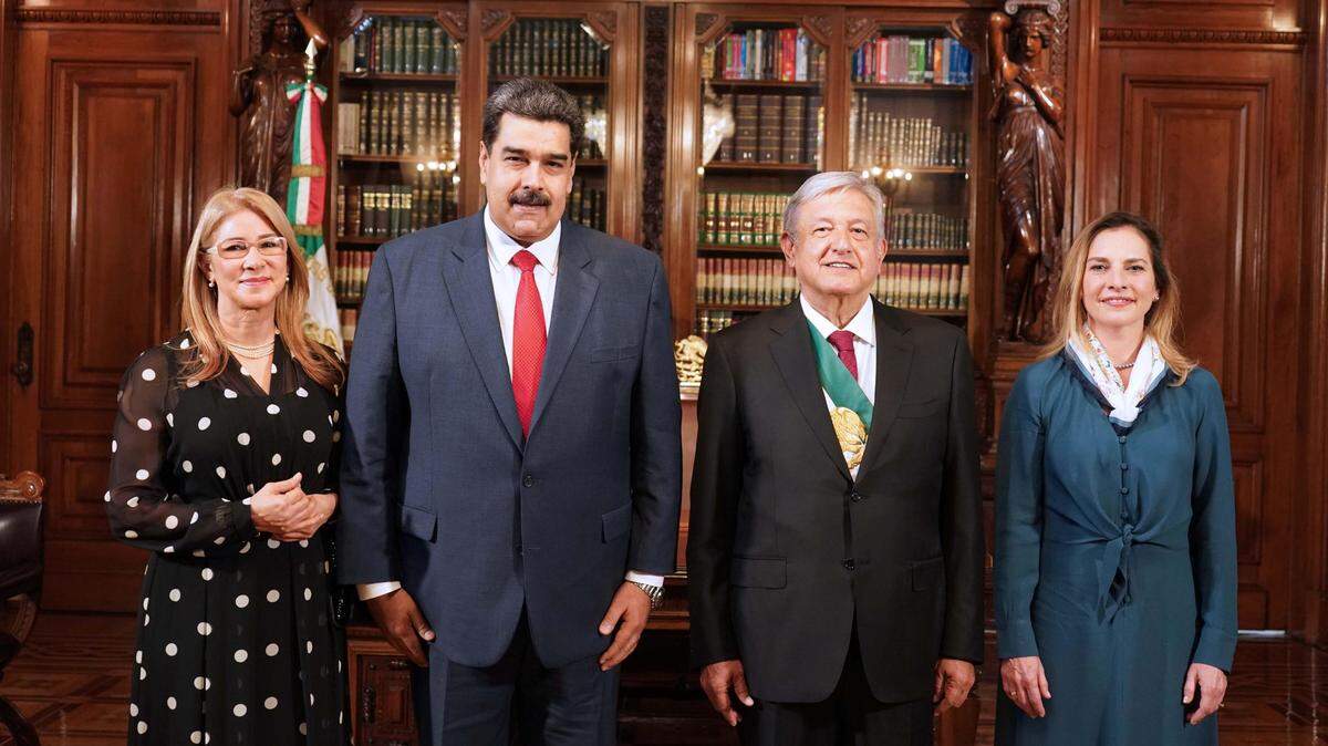 El presidente de México, Andrés Manuel López Obrador (segundo de der. a izq.) y su esposa, Beatriz Muller (der.); posan con el mandatario de Venezuela, Nicolás Maduro y su esposa, Cilia Flores, previo a un almuerzo en el Palacio Nacional, el 1ro. de diciembre de 2018 en Ciudad de México.