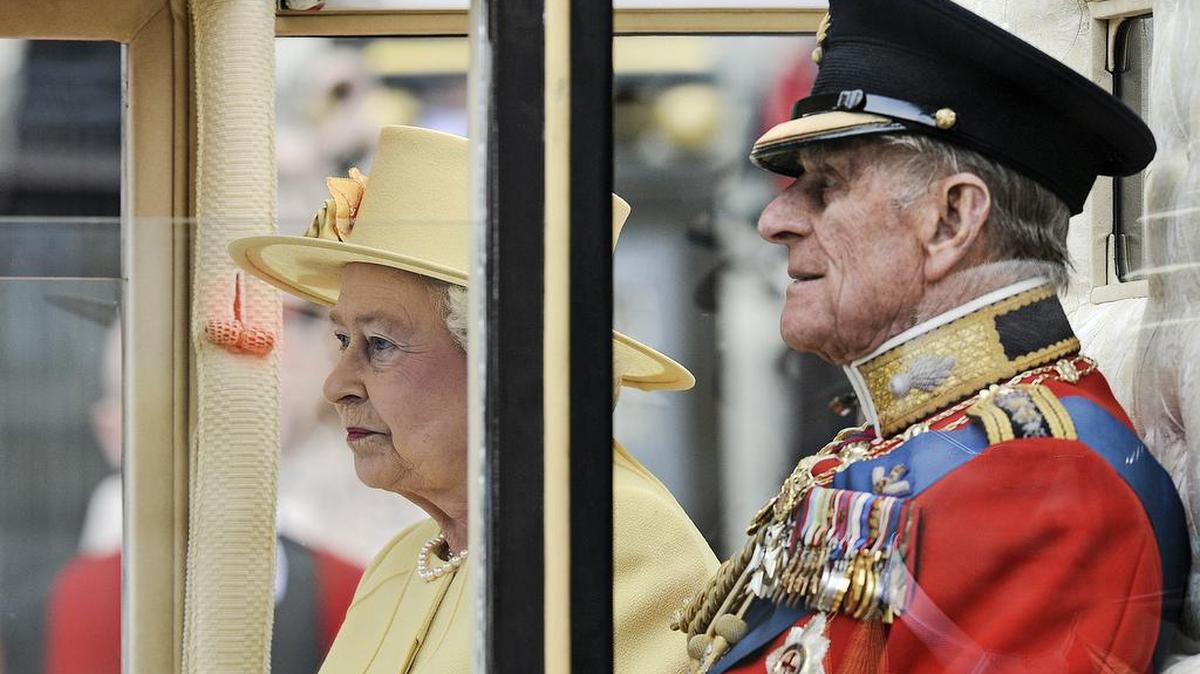 El príncipe Felipe y la reina Isabel II salen de Westminster Abby después de asistir a la boda real entre el príncipe Guillermo y Kate Middleton, el 29 de abril de 2011, en Londres.