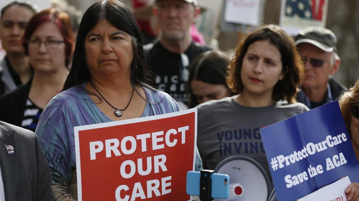 La doctora Irene Aguilar (izq.), senadora estatal demócrata por Denver, participa en una manifestación a favor del Obamacare en Denver, Colorado, el pasado 31 de enero.