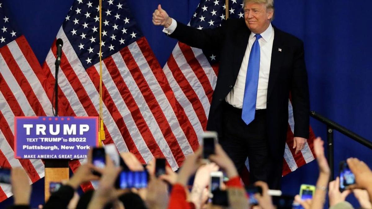 El candidato republicano Donald Trump se dirige a sus seguidores el viernes en Plattsburgh, Nueva York. Trump se mantiene a la cabeza en la preferencia de votos de los republicanos.