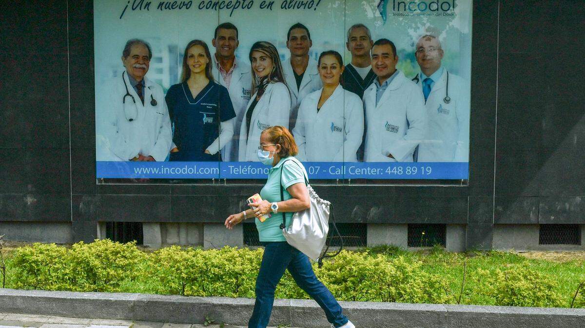 Una mujer camina frente a la clínica INCODOL, en Medellín, Colombia, el domingo 10 de octubre de 2021. Marta Sepúlveda se sometió al procedimiento de eutanasia en esta clínica el 8 de enero de 2022.