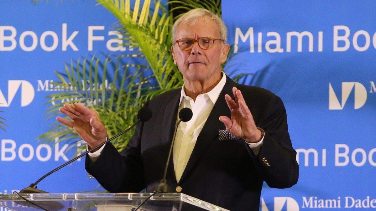 El reconocido periodista Tom Brokaw causó controversia al expresar que los latinos no hacen lo suficiente para asimilarse a Estados Unidos. Posteriormente se disculpó por los comentarios que fueron considerados ofensivos por la mayoría de la comunidad hispana. En la foto, Brokaw participa en la Feria del Libro de Miami, el 18 de noviembre de 2015.