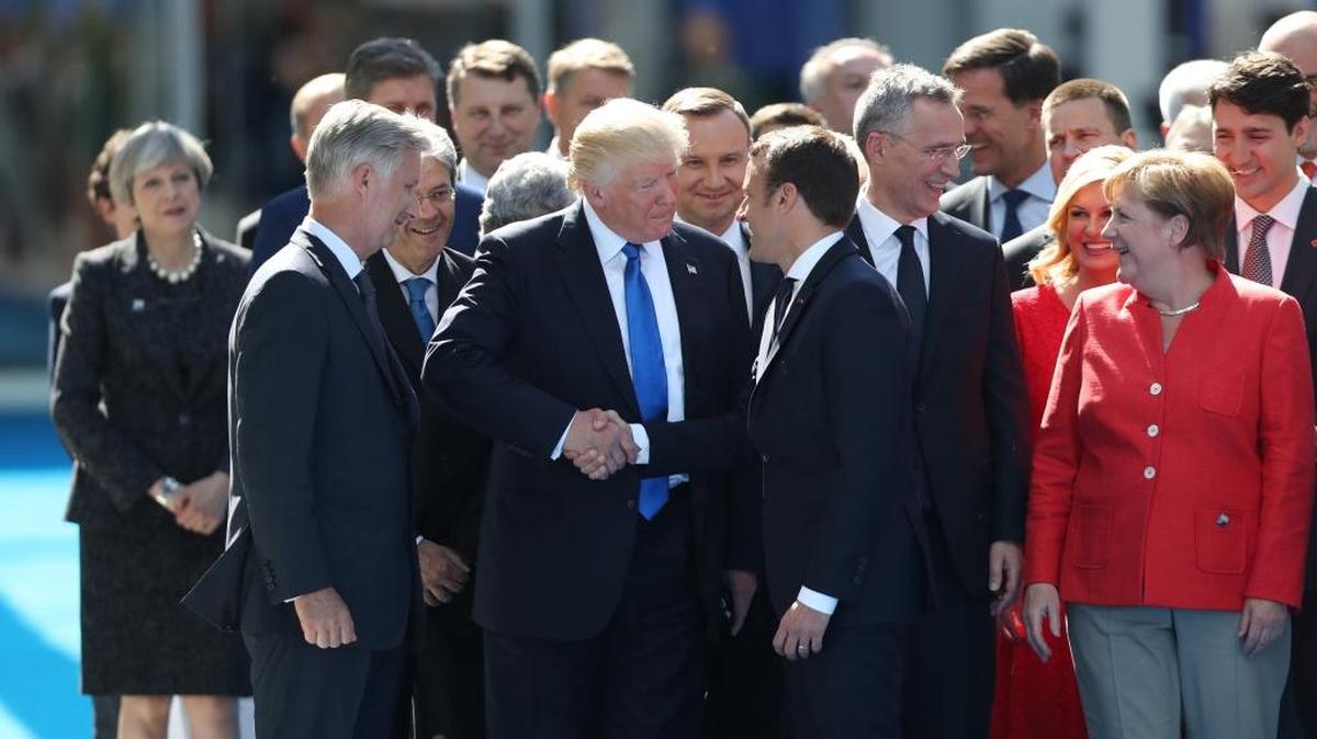 El presidente de EEUU, Donald Trump (al centro), saluda al presidente de Francia, Emmanuel Macron, en una reunión de líderes de la OTAN en Bruselas.