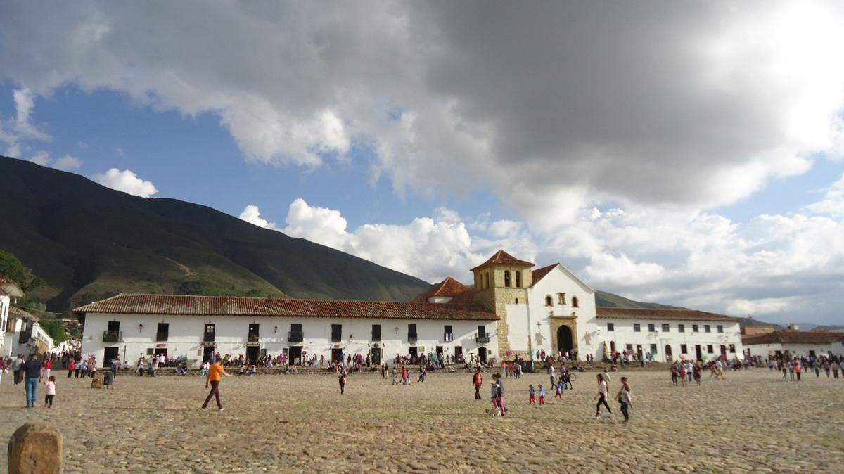 La Plaza Mayor de Villa de Leyva, Colombia, pueblo colonial de gran valor histórico y que será sede del Segundo Festival Internacional de Historia del 20 al 22 de septiembre de 2019. 