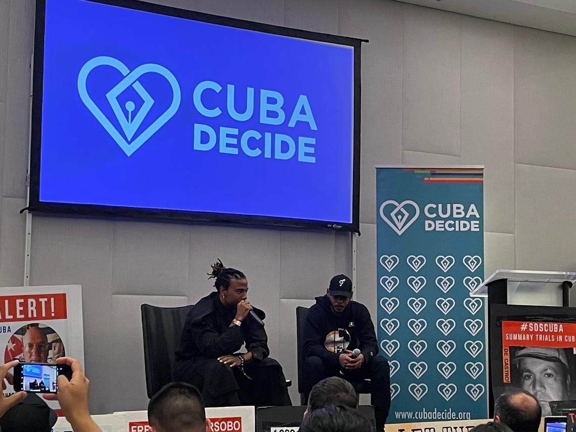 Los cantantes cubanos Yotuel Romero y El Funky durante un evento el miércoles 8 de junio de 2022 organizado por Cubadecide durante la Cumbre de las Américas en Los Ángeles. Ambos artistas participan en la canción “Patria y Vida”.