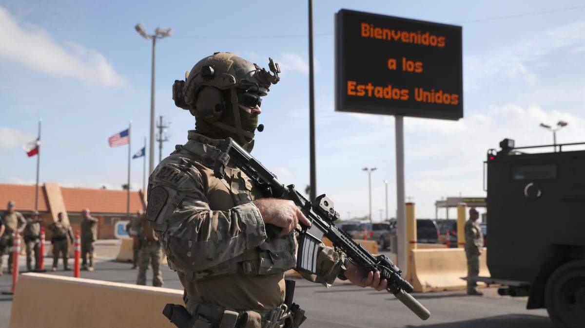 Un agente de la Agencia de Aduanas y Protección Fronteriza participa en un entrenamiento en la Hidalgo, Texas, el 5 de noviembre de 2018, cerca de la frontera entre Estados Unidos y México.