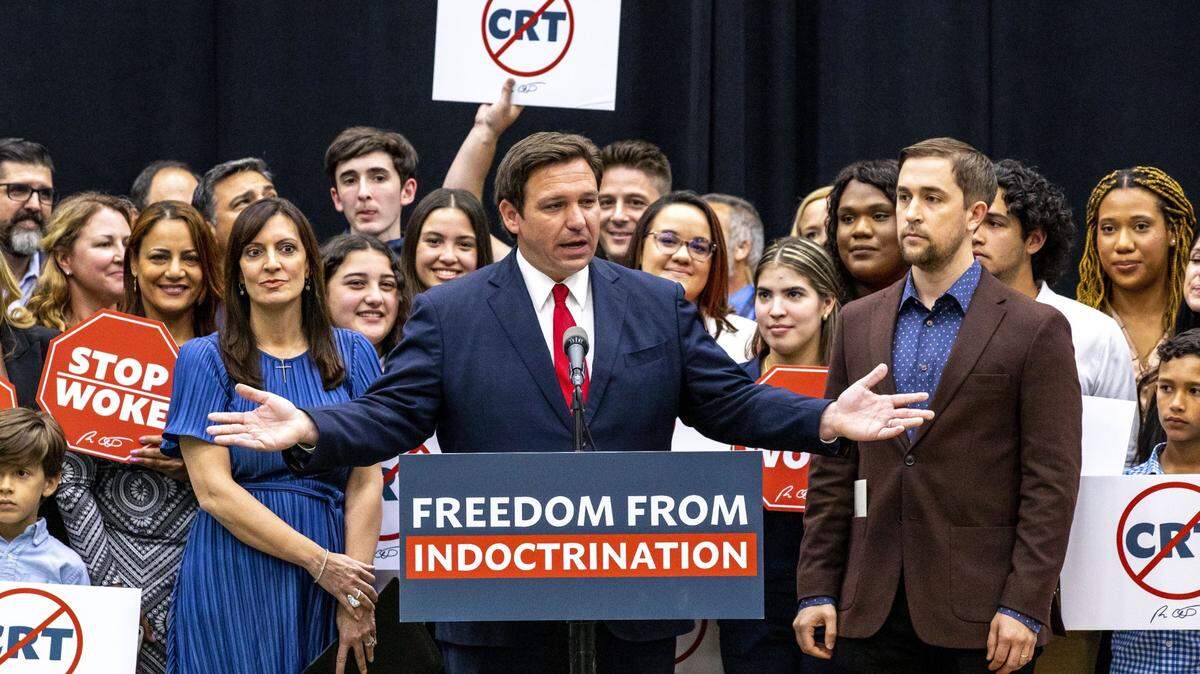 El gobernador de Florida, Ron DeSantis, lidera una tendencia del Partido Republicano que busca el poder administrativo para gobernar siguiendo los intereses del partido, escribe el analista Armando Armengol. En la foto, DeSantis, da un discurso en el evento para firmar la ley HB7 de “libertad individual”, el 22 de abril de 2022 en Hialeah Gardens, Florida.
