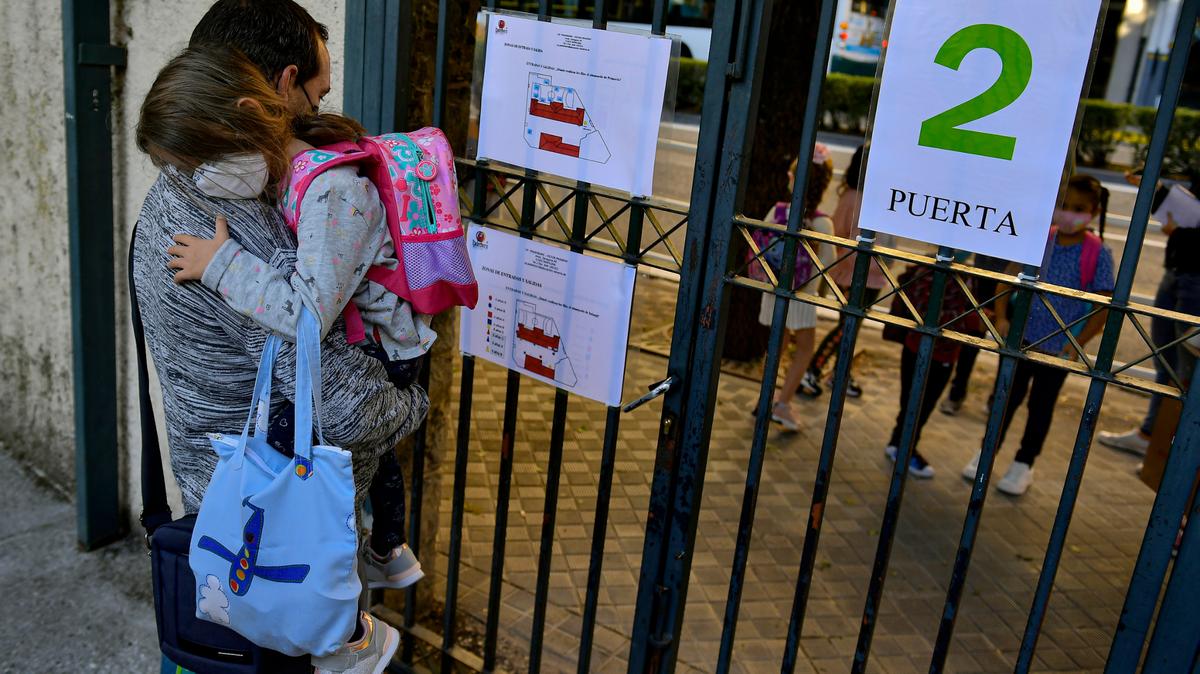 Una niña usando una mascarilla para prevenir la transmisión del coronavirus es llevada por su madre a la escuela, el viernes 4 de septiembre de 2020 en Pamplona, España.