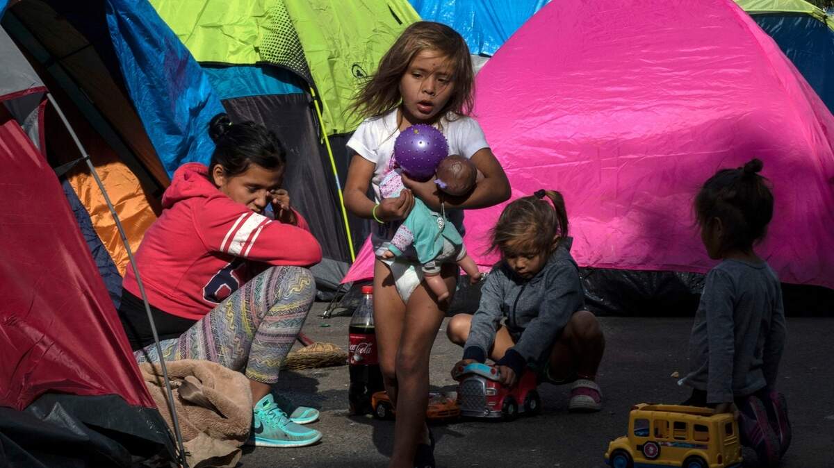 Niños que formaron parte de una caravana de inmigrantes centroamericanos juegan el 4 de diciembre en un campamento en Tijuana, México, cerca de la frontera con Estados Unidos.