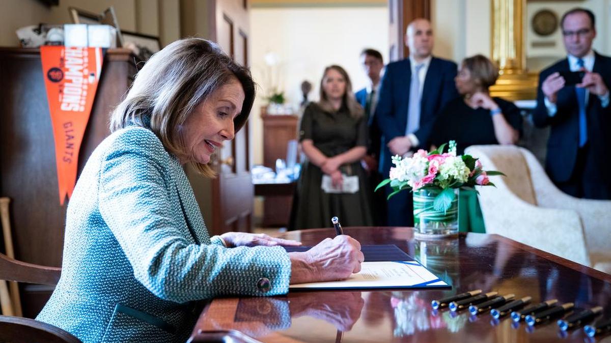 La presidenta del Congreso, Nancy Pelosi (demócrata de California), firma el jueves en el Capitolio la resolución H.J. 46, una medida aprobada por los congresistas para bloquear el decreto de emergencia nacional emitido por el presidente Donald Trump.
