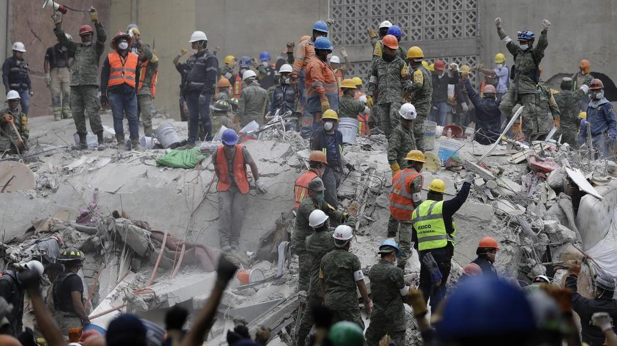 Socorristas buscan sobrevivientes en un edificio derrumbado del barrio de la Condesa, en la Ciudad de México, después del terremoto de 7.1 grados del 19 de septiembre que devastó a la capital.