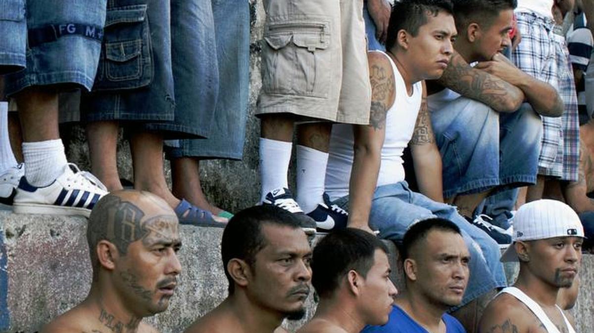 Pandilleros encarcelados se reúnen en un evento en la prisión de Cojutepeque, al este de San Salvador, en el 2012.