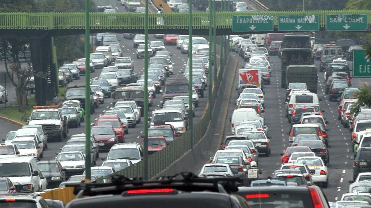 Los automovilistas en la capital de México pierden 227 horas al año en sus traslados diarios.