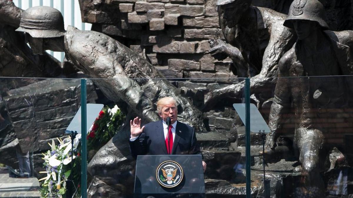 El presidente Donald Trump pronuncia un discurso el jueves pasado en el monumento a los héroes del alzamiento de Varsovia contra los nazis en 1944.