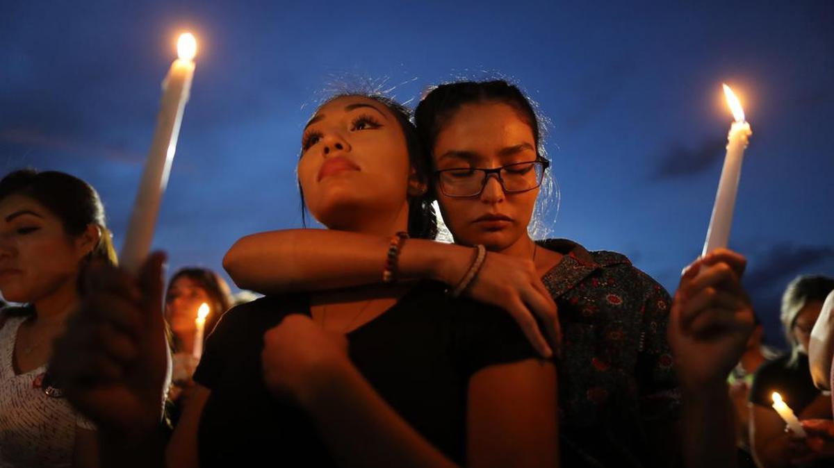 Dos jóvenes asisten a una ceremonia de recordación de las 22 personas asesinadas en Walmart, el jueves 7 de agosto de 2019, en El Paso, Texas.