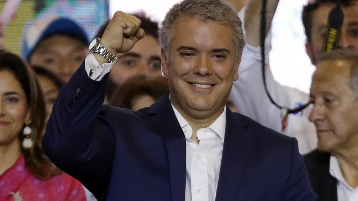El presidente electo de Colombia, Iván Duque, celebra su victoria en el sufragio que tuvo lugar el 17 de junio, en el que derrotó a Gustavo Petro, ex guerrillero y ex alcalde de Bogotá.