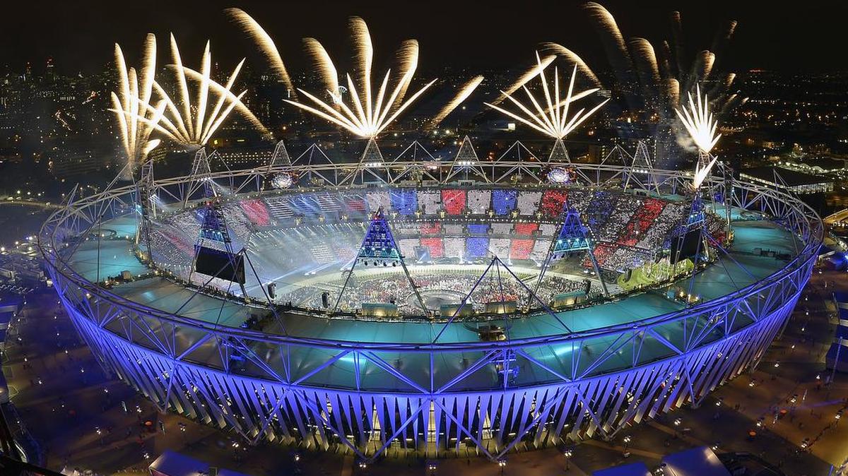 Fuegos artificiales iluminan el cielo sobre el Estadio Olímpico durante la ceremonia de inauguración de los Juegos Olímpicos de Londres 2012.
