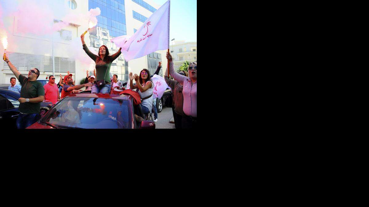 
Miembros del partido tunecio Nidia Tunis (Túnez llama) celebran su victoria en las elecciones parlamentarias el 28 de octubre.


