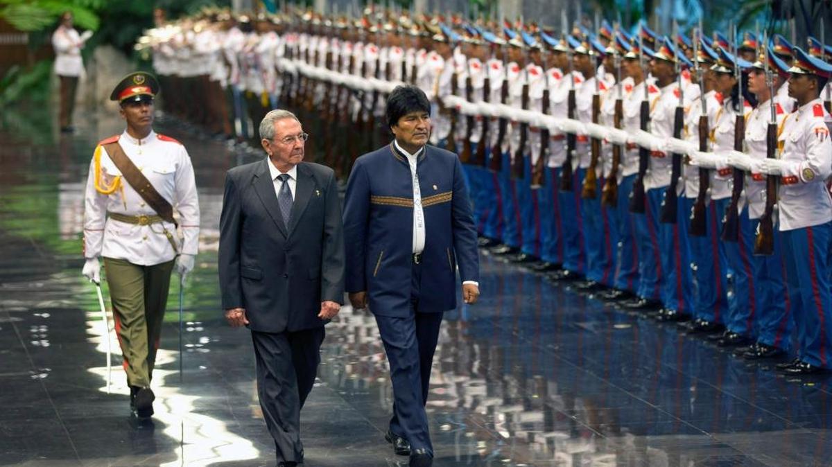 El gobernante cubano Raúl Castro con el boliviano Evo Morales pasan la guardia en el Palacio de la Revolución el 20 de mayo, en La Habana.