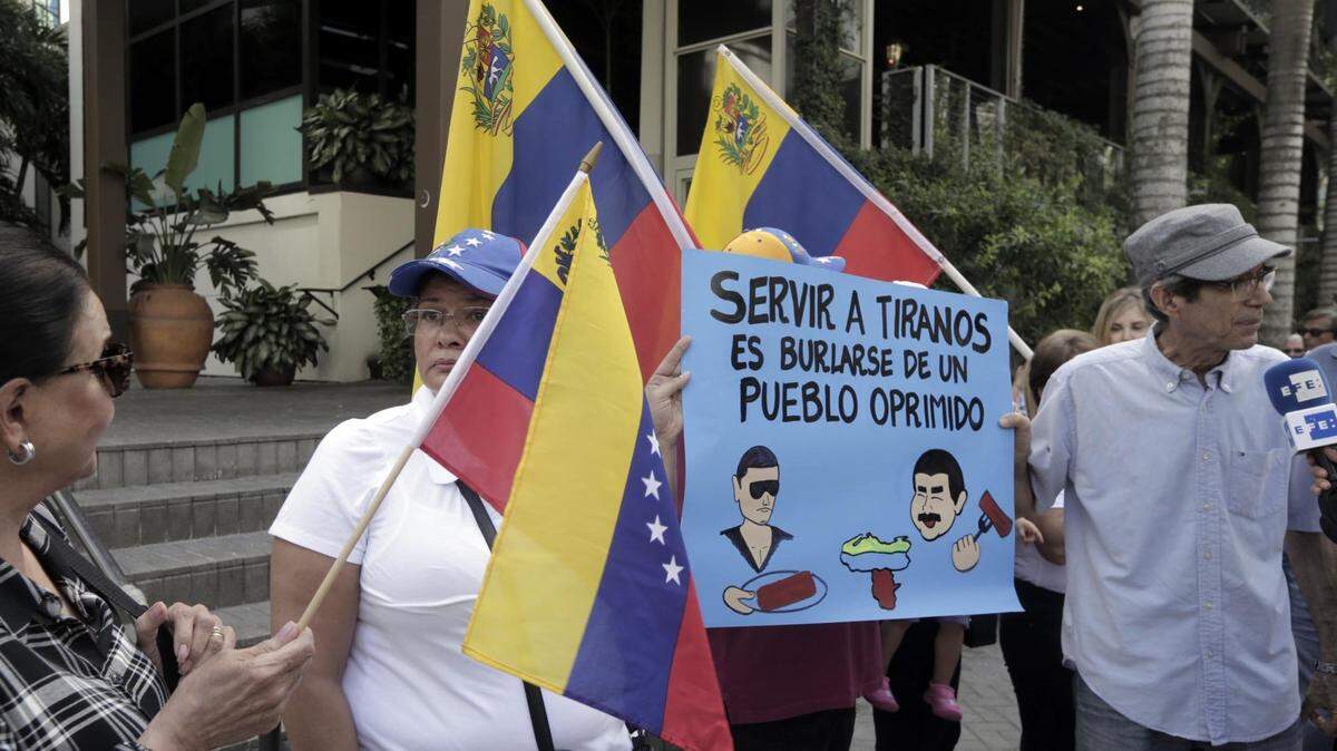 Decenas de venezolanos y cubanos protestan frente al restaurante de Nusret Gökçe, el chef turco que ofreció recientemente un festín al presidente de Venezuela, Nicolás Maduro, durante su visita a Estambul, y pidieron un boicot contra este negocio, el 19 de septiembre en Miami.