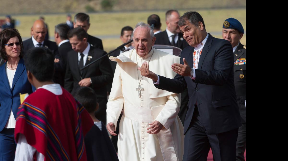
El presidente de Ecuador, Rafael Correa (der.), recibe al Papa Francisco en el aeropuerto de Quito, el domingo pasado. El Pontífice se encuentra en una gira por Sudamérica que lo llevará a Bolivia y Paraguay.
