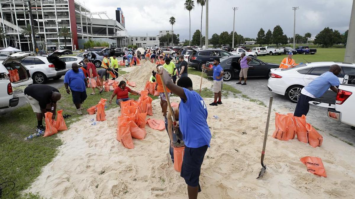 Empleados municipales de Orlando y voluntarios llenan bolsas de arena para los residentes de la ciudad, preparándose para el embate del huracán Irma, el viernes pasado.