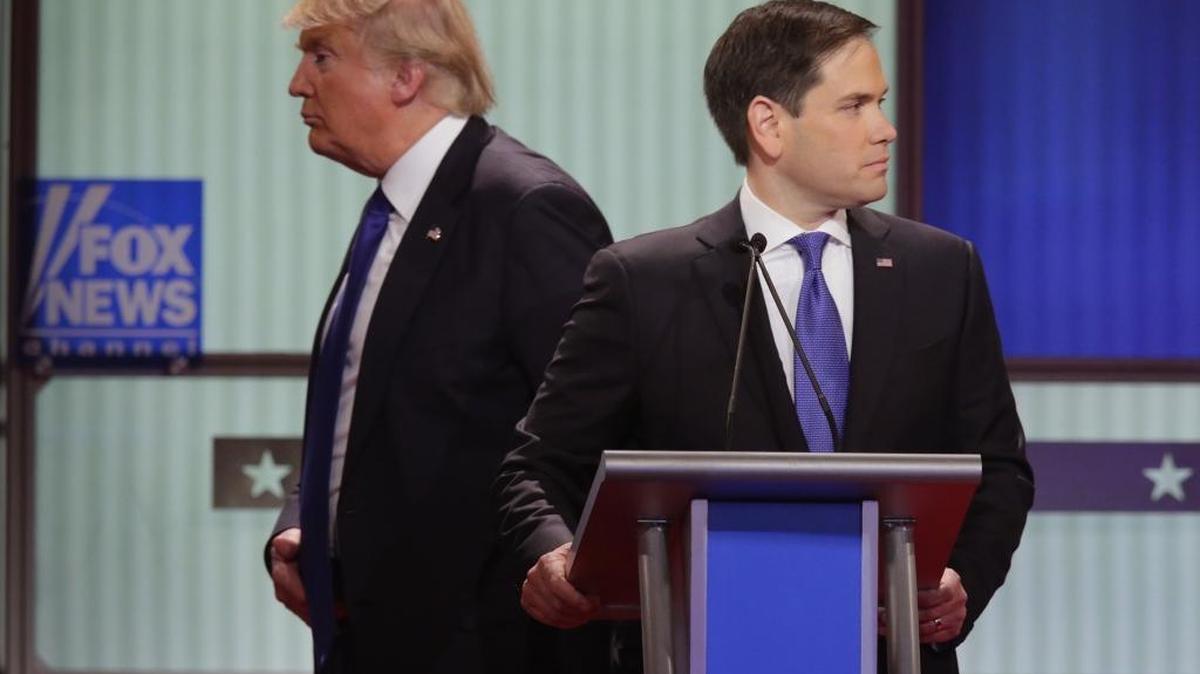 Los candidatos republicanos Donald Trump (izq.) y Marco Rubio participan en un debate organizado por Fox News en el Teatro Fox en Detroit, el 3 de marzo.