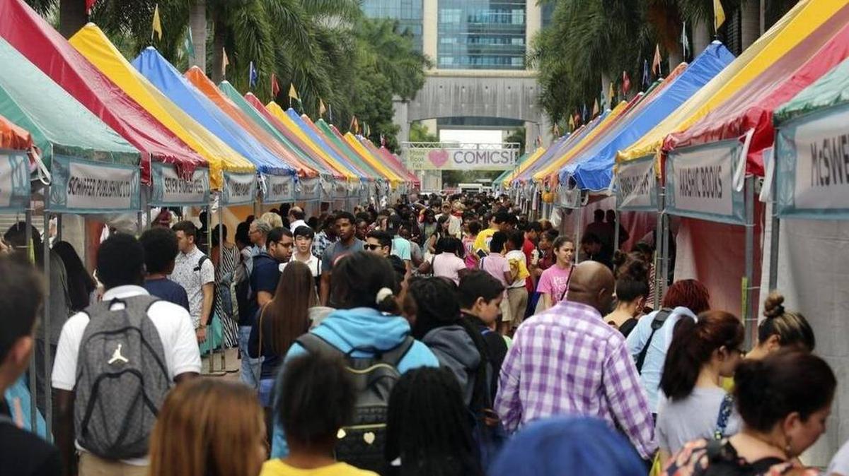 Entusiastas de las letras pasean por la Feria del Libro en Miami, donde suelen presentarse escritores totalmente excomulgados por la dictadura cubana.