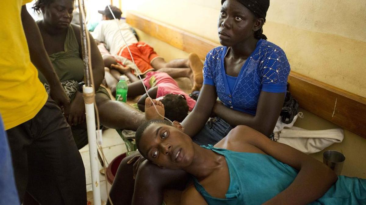 Víctimas del cólera reciben tratamiento en un centro especializado en la localidad haitiana de Anse D'Hainault, el pasado octubre.
