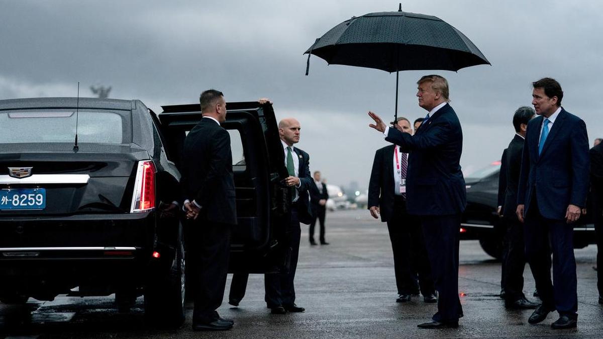 El presidente Donald Trump saluda a los medios tras llegar el jueves, 27 de junio de 2019, al Aeropuerto Internacional Osaka, Japón, para la cumbre del G-20.