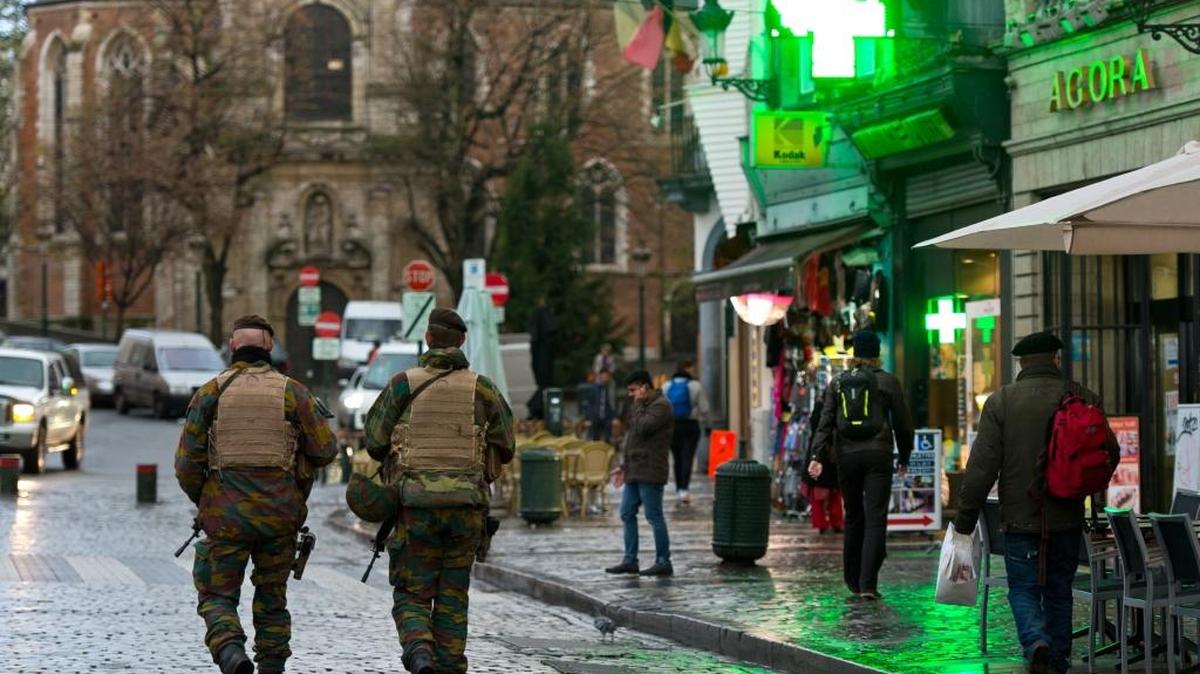 Soldados armados patrullan una calle céntrica de Bruselas el miércoles pasado, cuando reabrieron las escuelas y el sistema de transporte público.
