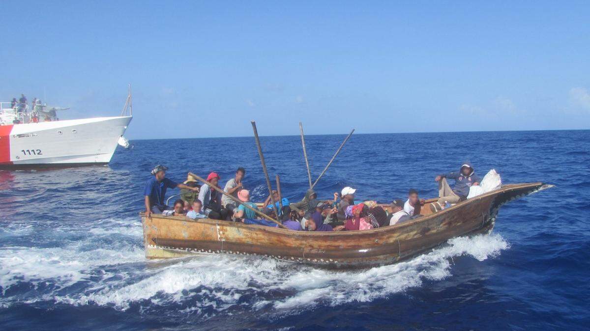 Grupo de balseros cubanos interceptados en el mar en aguas del Estrecho de Florida. Archivo.