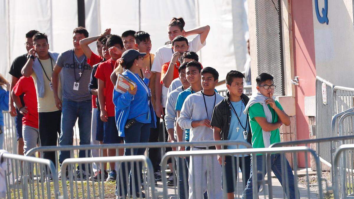 Niños y adolescentes hacen fila para entrar a un Refugio Temporal Para Menores No Acompañados en Homestead, Florida, el 19 de febrero de 2019.