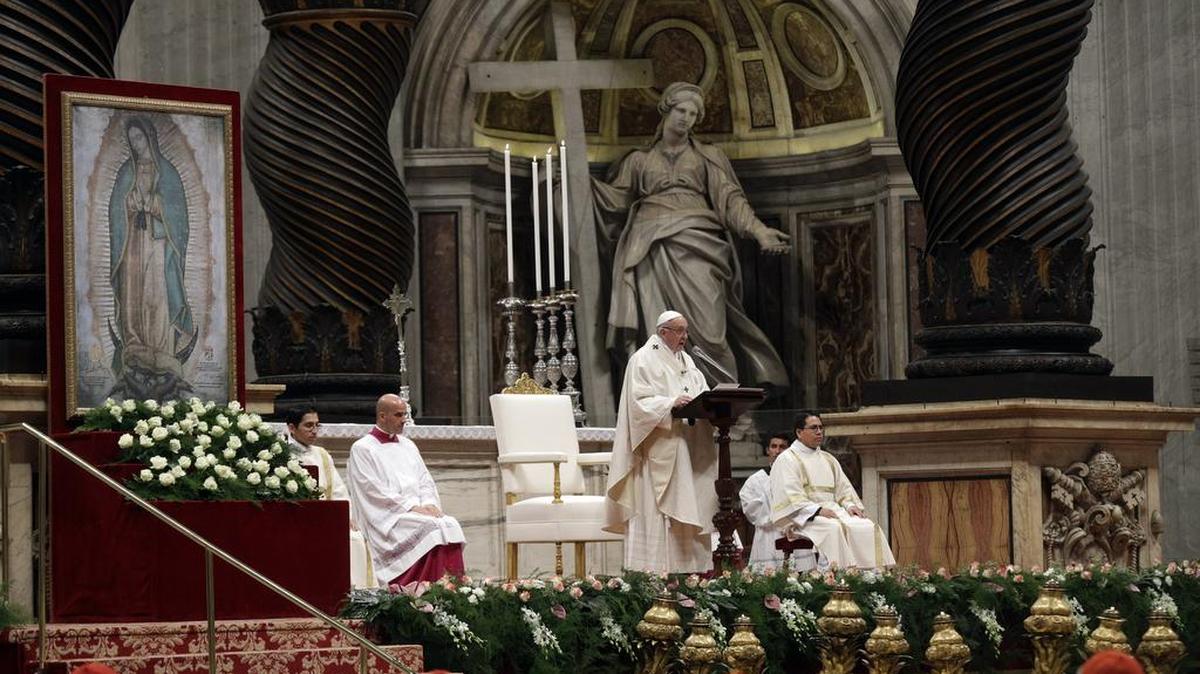 El Papa Francisco oficia la misa en la fiesta de la Virgen de Guadalupe, en la Basílica de San Pedro en el Vaticano, el 12 de diciembre.