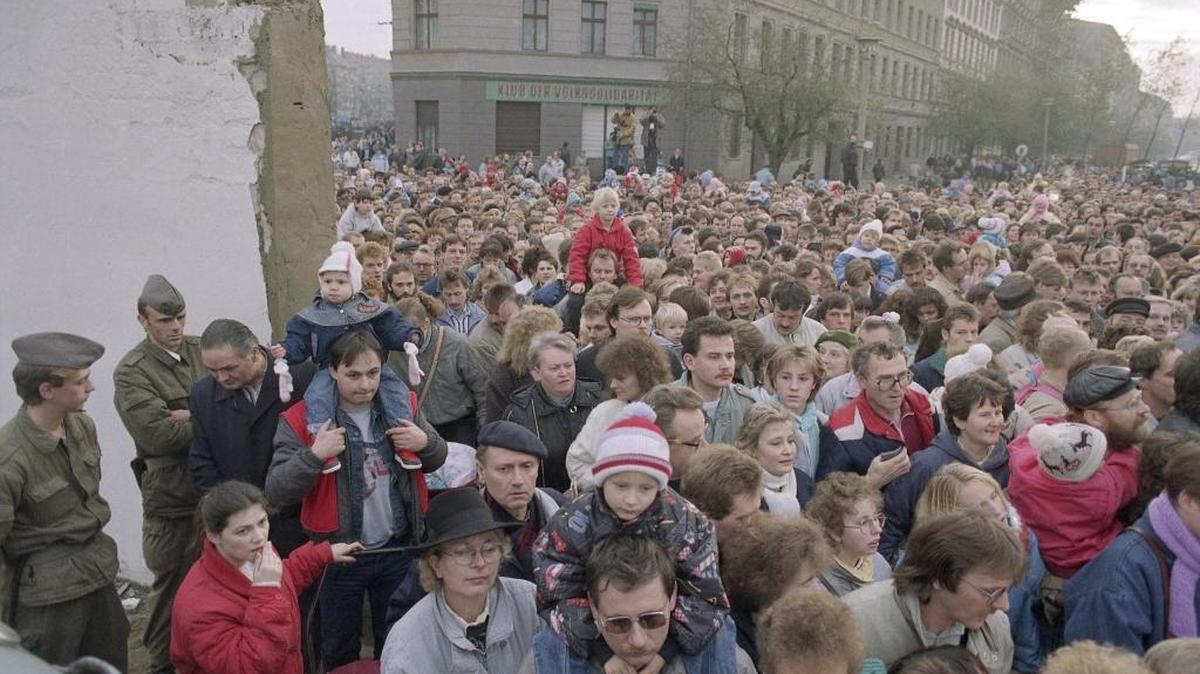 
Residentes de Alemania del Este cruzan la brecha abierta en el Muro de Berlín unos días después de su caída, en noviembre del 1989.
