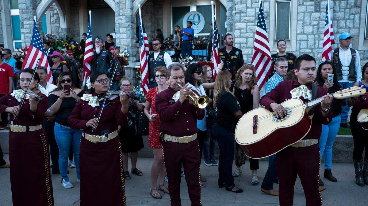 l grupo Mariachi de Estrella acompaña a la gente que asiste al funeral de Margie Reckard, una de las víctimas de la masacre de El Paso, el viernes 16 de agosto de 2019, en El Paso, Texas. Su esposo, Antonio Basco, quien dijo que no tenía otros familiares, hizo una invitación abierta para aquellos que quisieran acompañarlo.
