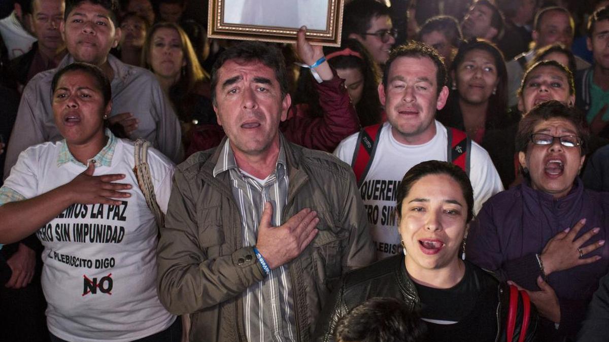 Una multitud de opositores al acuerdo de paz entre el gobierno de Colombia y las FARC canta el himno nacional en Bogotá, el domingo pasado, al conocerse el resultado del plebiscito.