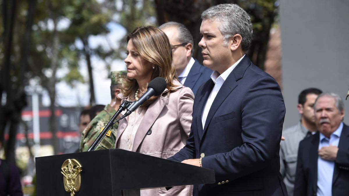 El presidente de Colombia, Iván Duque, y la vicepresidenta, Marta Lucía Ramírez, hablan con los medios de prensa tras el ataque a una escuela de cadetes en Bogotá, el jueves 17 de enero del 2019.
