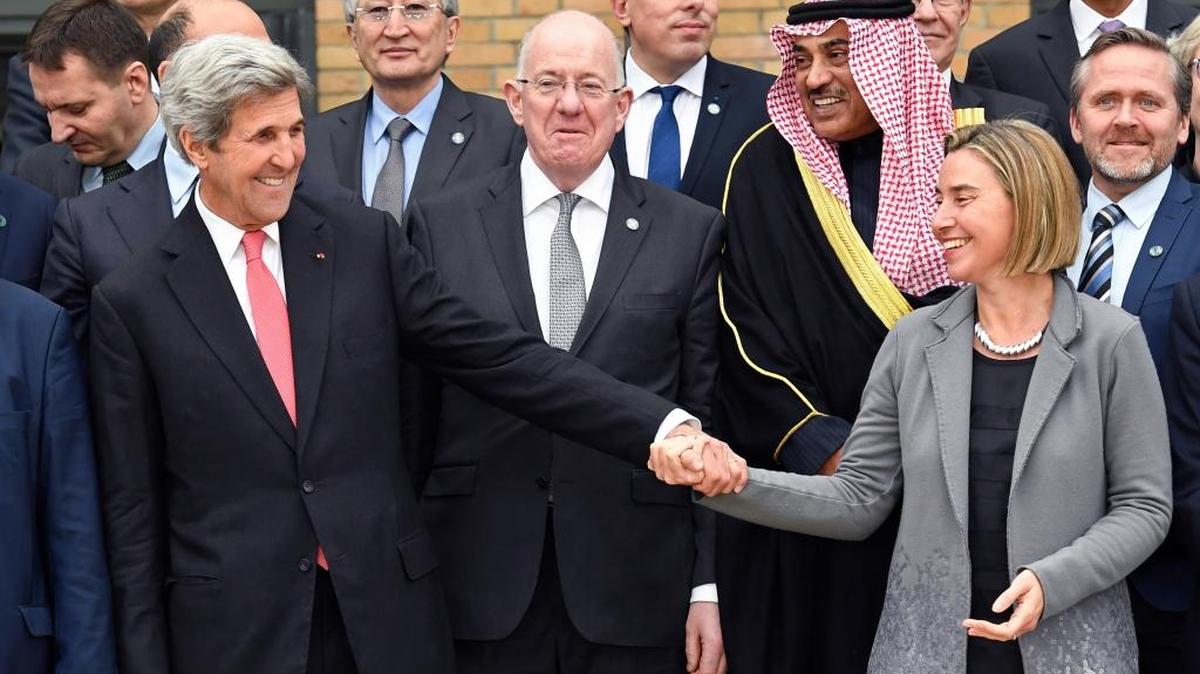 El secretario de Estado norteamericano, John Kerry (izq.), con la alta representante de la Unión Europea para Asuntos Exteriores y Política de Seguridad, Federica Mogherini (der.) y primeros ministros y diplomáticos en una foto con motivo de la Conferencia de Paz en Oriente Medio en París, el 15 de enero.