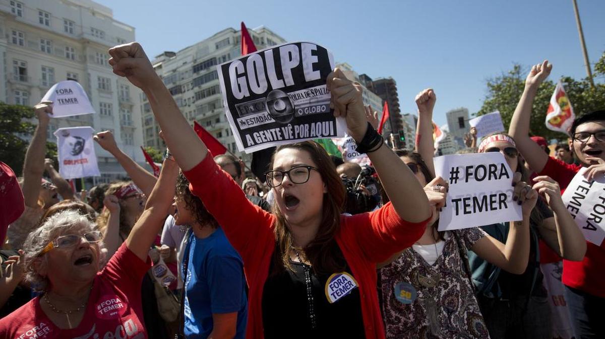 Una multitud en Río de Janeiro protesta contra el nuevo gobierno de Michel Temer, que juró el cargo tras la destitución de la presidenta Dilma Rousseff la semana pasada.