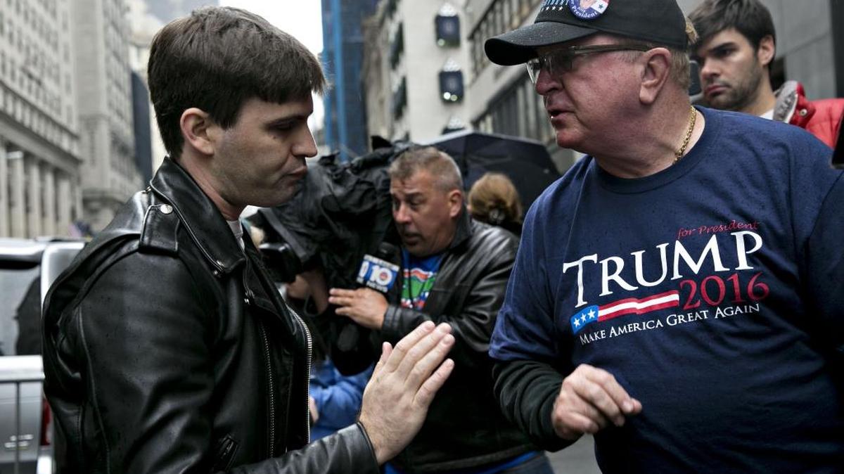 Un partidario del presidente electo Donald Trump (der.) discute con un manifestante frente a la Torre Trump en Nueva York, el miércoles 9 de noviembre.