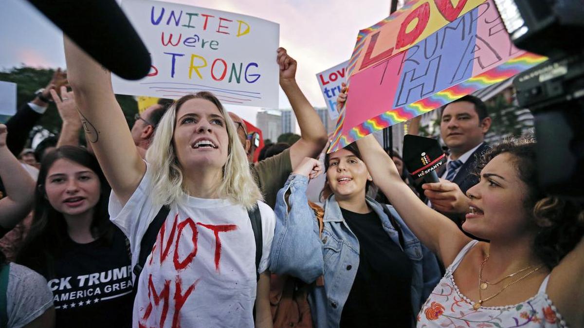 Manifestantes en el Bayfront Park, en Miami, protestan el viernes 11 de noviembre contra la elección del candidato republicano Donald Trump.