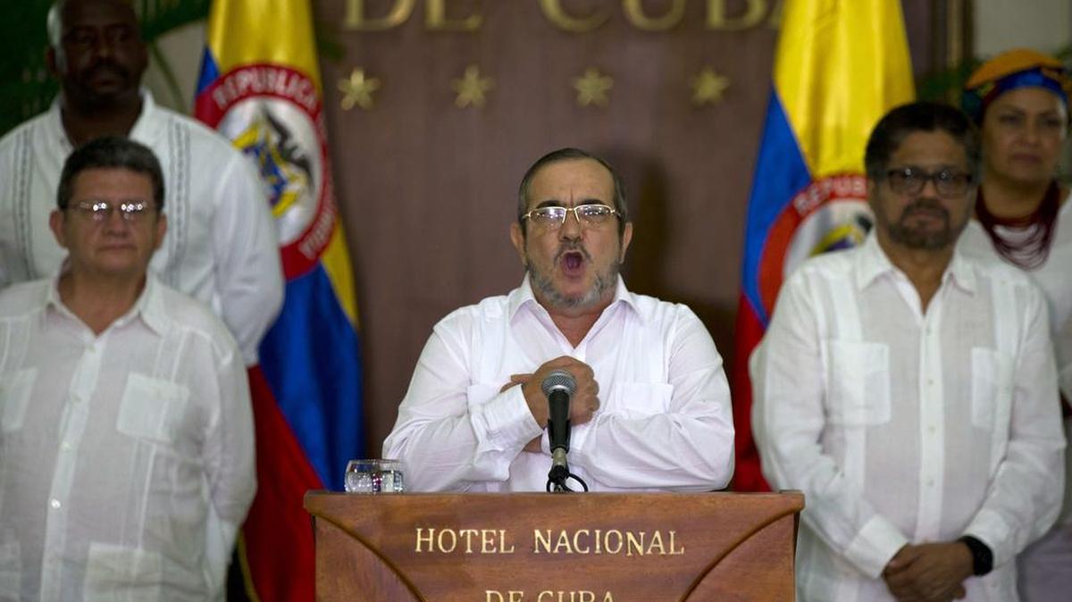 El comandante de las desmovilizadas Fuerzas Armadas Revolucionarias de Colombia (FARC), Rodrigo Londoño, alias Timochenko (centro), aspira a la presidencia colombiana.