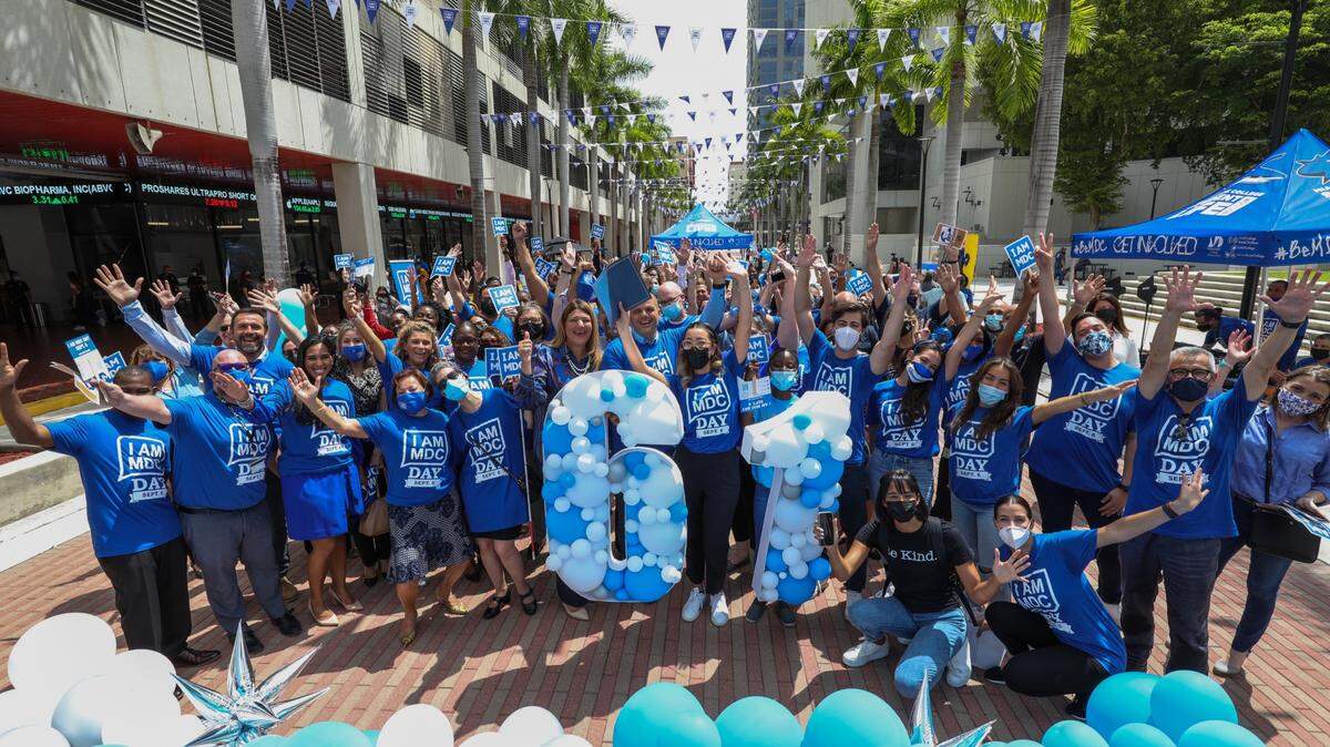 EN ESTA imagen compartida en Twitter el 2 de septiembre de 2021, la presidenta del Miami Dade College, Madeline Pumariega, estudiantes y personal universitario celebran los 61 años de la universidad.